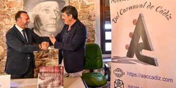 Sevilla Pecci junto al representantes de La Caixa / FOTO: Eulogio García