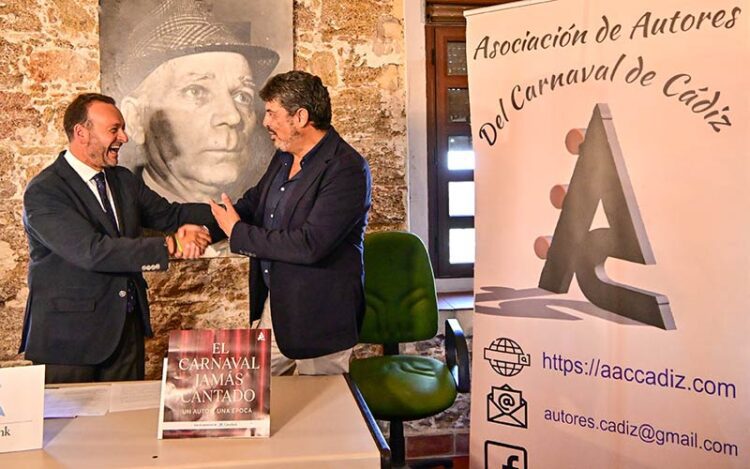 Sevilla Pecci junto al representantes de La Caixa / FOTO: Eulogio García