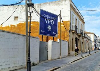 El solar de la calle San Juan ya luce con su valla de Suvipuerto / FOTO: Ayto.