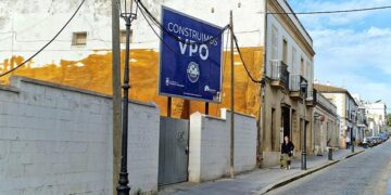 El solar de la calle San Juan ya luce con su valla de Suvipuerto / FOTO: Ayto.