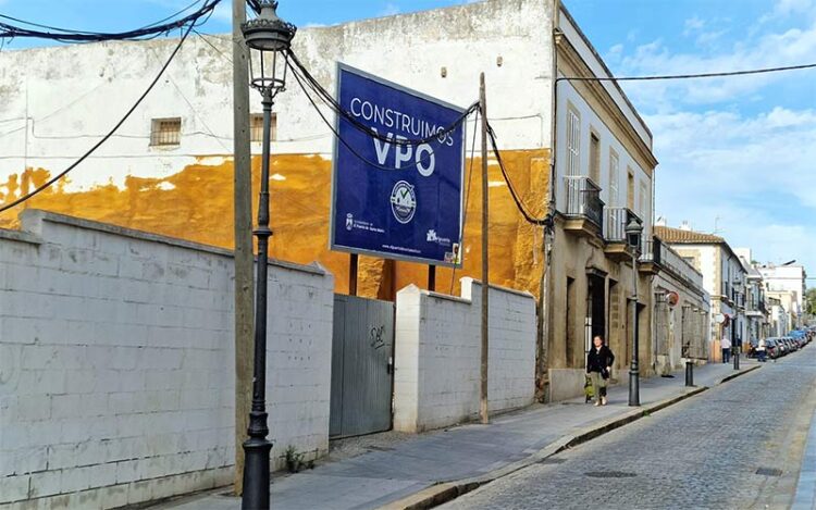 El solar de la calle San Juan ya luce con su valla de Suvipuerto / FOTO: Ayto.