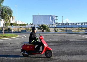 El solar de CASA sigue esperando las obras del hospital gaditano / FOTO: Eulogio García
