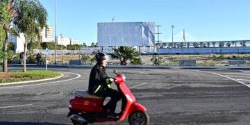 El solar de CASA sigue esperando las obras del hospital gaditano / FOTO: Eulogio García