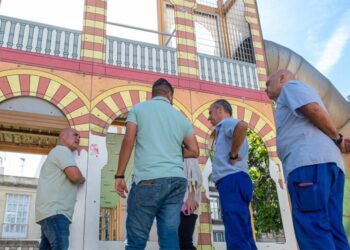 El concejal Teruel supervisa el estado de la plaza al iniciarse los trabajos / FOTO: Ayto.