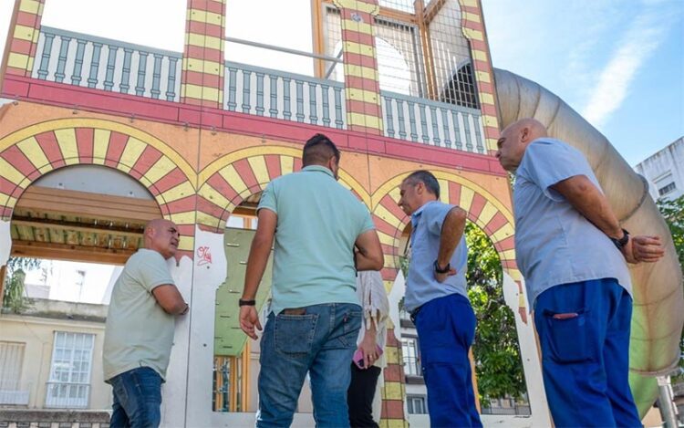 El concejal Teruel supervisa el estado de la plaza al iniciarse los trabajos / FOTO: Ayto.