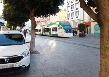El tranvía circulando por la ya peatonalizada calle Real / FOTO: DBC