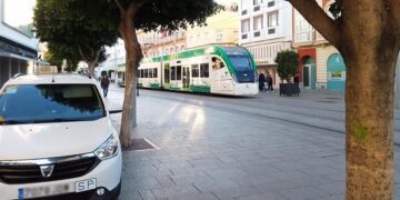 El tranvía circulando por la ya peatonalizada calle Real / FOTO: DBC