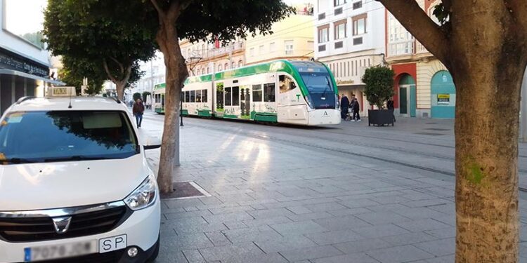 El tranvía circulando por la ya peatonalizada calle Real / FOTO: DBC