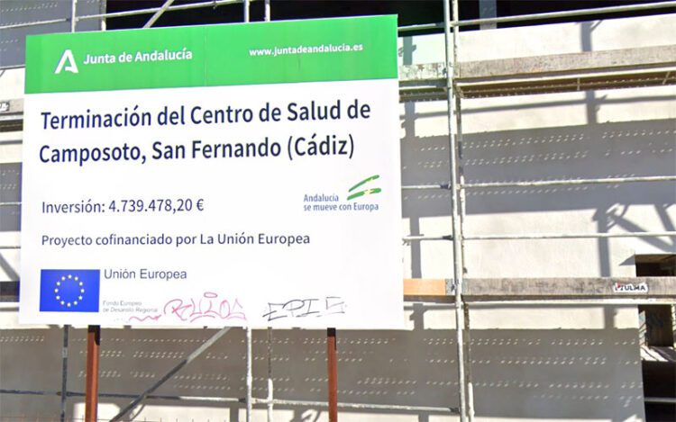 La valla informativa de las obras culminadas hace meses