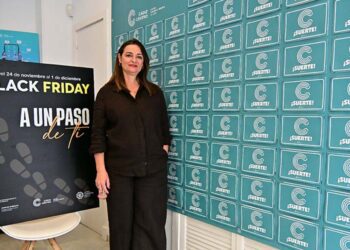 La gerente del CCCA posando con ambas campañas / FOTO: Eulogio García