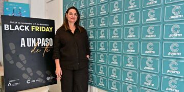 La gerente del CCCA posando con ambas campañas / FOTO: Eulogio García