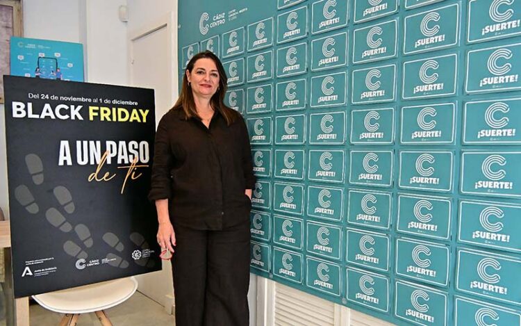 La gerente del CCCA posando con ambas campañas / FOTO: Eulogio García