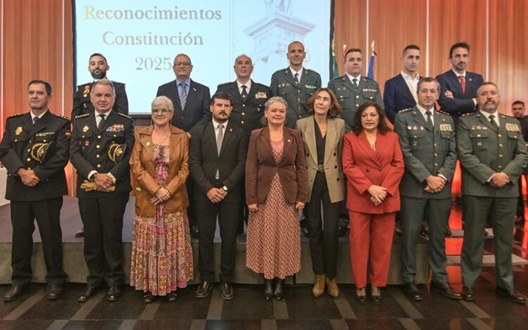 Posado con los homenajeados / FOTO: Eulogio García