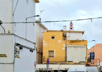Adornos navideños colocados por vecinos en la calle Crucero Baleares / FOTO: Flave