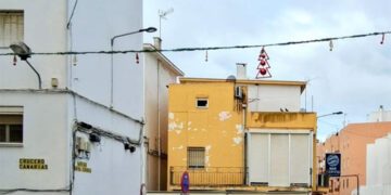 Adornos navideños colocados por vecinos en la calle Crucero Baleares / FOTO: Flave