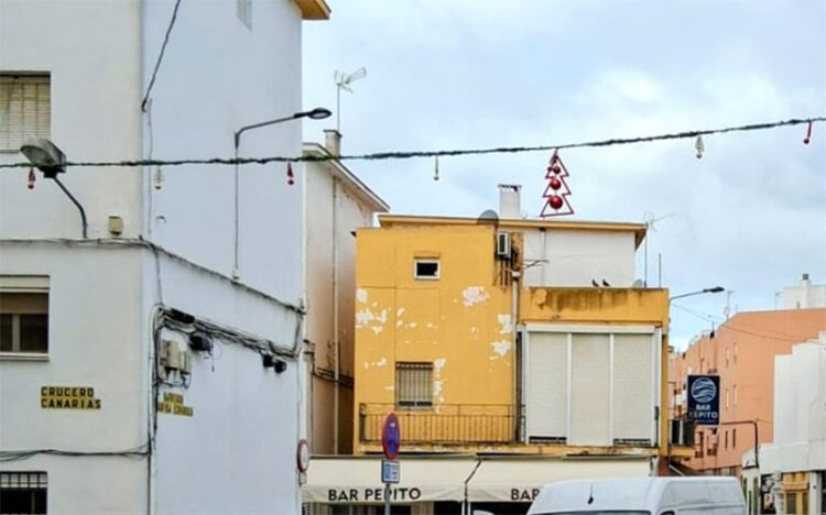 Adornos navideños colocados por vecinos en la calle Crucero Baleares / FOTO: Flave