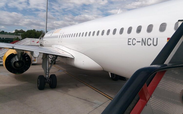 Subiendo a un avión de  Vueling / FOTO: DBC