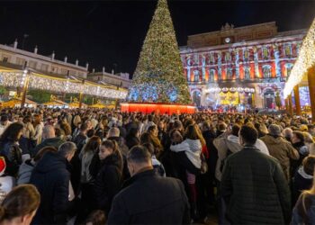 La plaza del Rey abarrotada durante el encendido navideño / FOTO: Ayto.