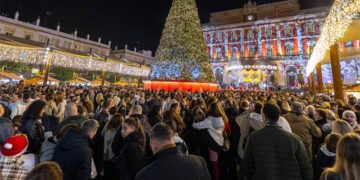 La plaza del Rey abarrotada durante el encendido navideño / FOTO: Ayto.