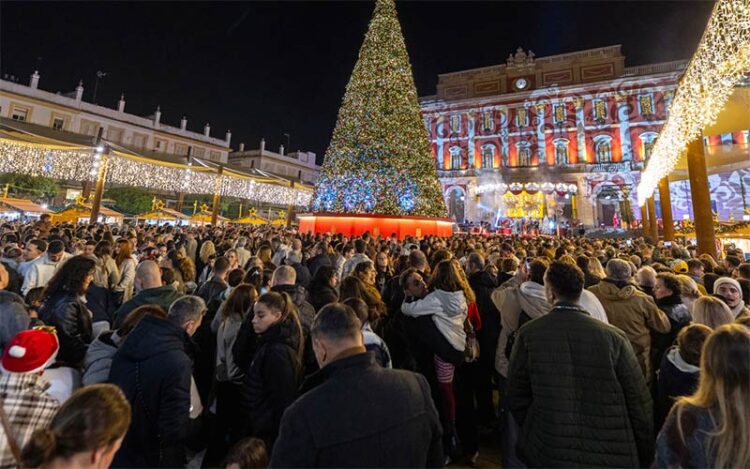 La plaza del Rey abarrotada durante el encendido navideño / FOTO: Ayto.