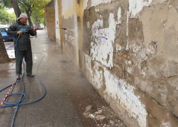 Operario actuando ya sobre el murete deteriorado / FOTO: Ayto.