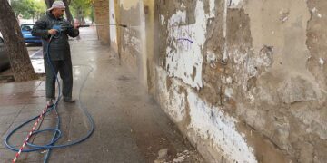 Operario actuando ya sobre el murete deteriorado / FOTO: Ayto.