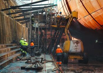Trabajando en el casco del Elcano / FOTO: Navantia