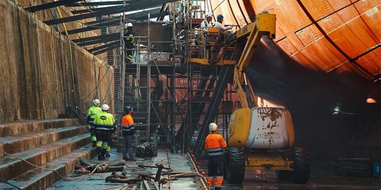 Trabajando en el casco del Elcano / FOTO: Navantia