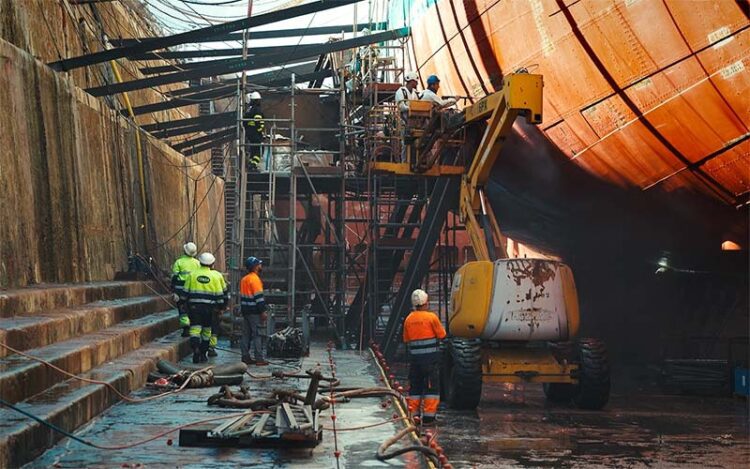 Trabajando en el casco del Elcano / FOTO: Navantia