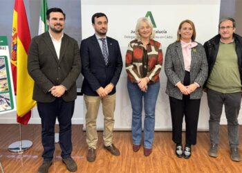 Representantes de Junta y Ayuntamiento tras la firma / FOTO: Ayto.
