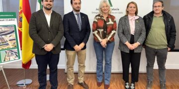 Representantes de Junta y Ayuntamiento tras la firma / FOTO: Ayto.