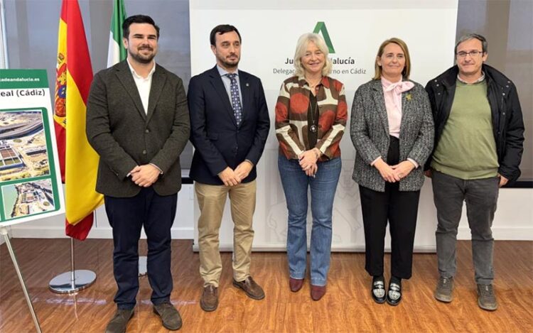 Representantes de Junta y Ayuntamiento tras la firma / FOTO: Ayto.