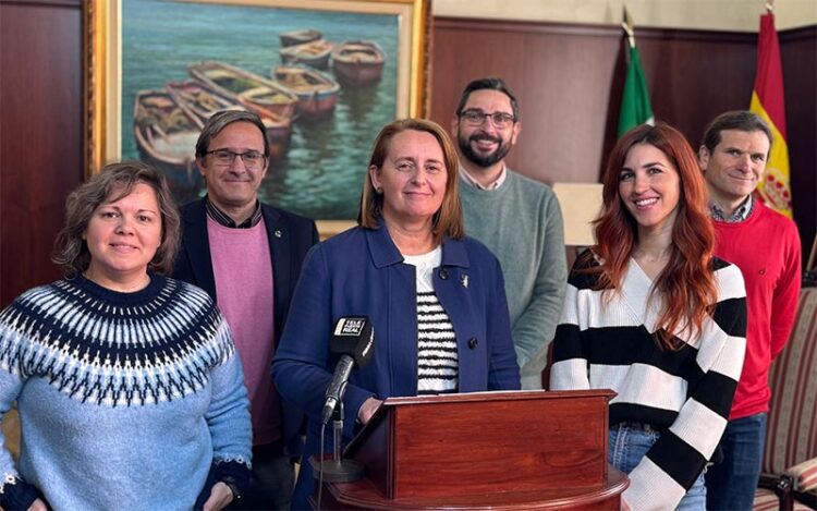 La alcaldesa arropada por parte de su Gobierno / FOTO: Ayto.