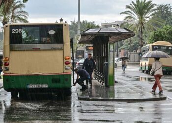 Autobús averiado en la parada de la plaza de España / FOTO: Eulogio García
