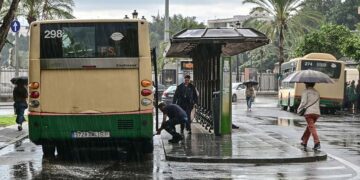 Autobús averiado en la parada de la plaza de España / FOTO: Eulogio García