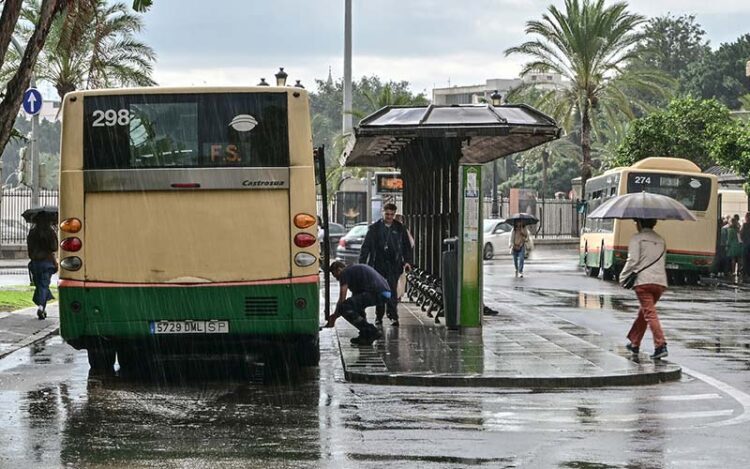 Autobús averiado en la parada de la plaza de España / FOTO: Eulogio García