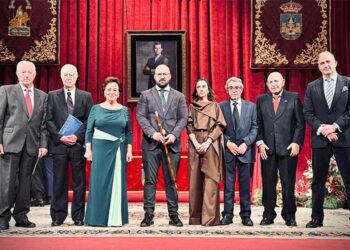 Posado del alcalde con los homenajeados / FOTO: Ayto.