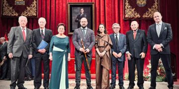 Posado del alcalde con los homenajeados / FOTO: Ayto.