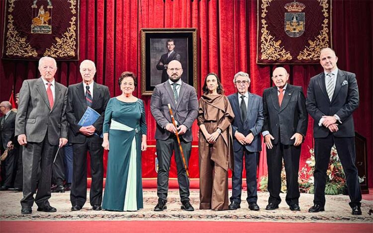 Posado del alcalde con los homenajeados / FOTO: Ayto.