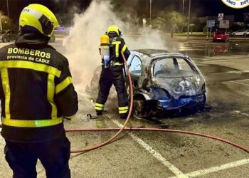 Sofocando el fuego en un coche / FOTO: CBPC