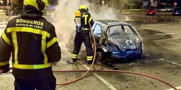 Sofocando el fuego en un coche / FOTO: CBPC