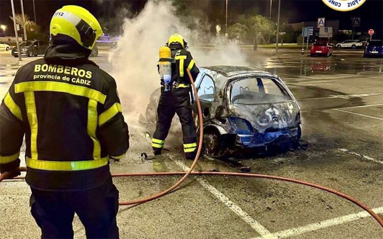 Sofocando el fuego en un coche / FOTO: CBPC