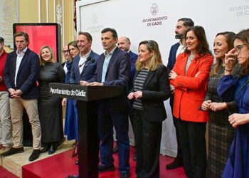 El alcalde compareciendo junto a sus concejales populares / FOTO: Eulogio García