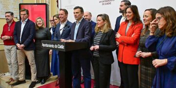 El alcalde compareciendo junto a sus concejales populares / FOTO: Eulogio García