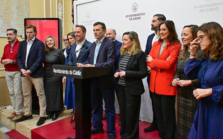 El alcalde compareciendo junto a sus concejales populares / FOTO: Eulogio García