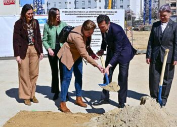Pala en mano en la primera piedra de una promoción de Procasa en extramuros / FOTO: Eulogio García
