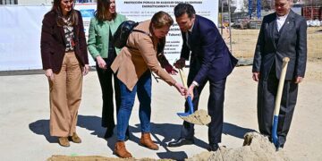 Pala en mano en la primera piedra de una promoción de Procasa en extramuros / FOTO: Eulogio García
