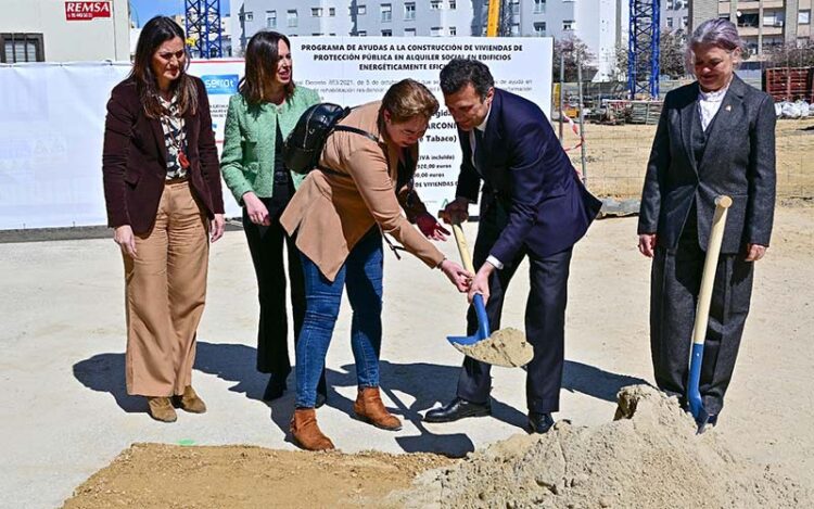 Pala en mano en la primera piedra de una promoción de Procasa en extramuros / FOTO: Eulogio García