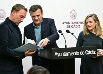 Un momento de la rueda de prensa entre papeles / FOTO: Eulogio García