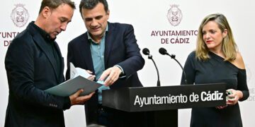 Un momento de la rueda de prensa entre papeles / FOTO: Eulogio García